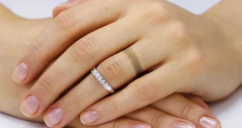 چرا بدلیجات پوست را سبز میکند؟