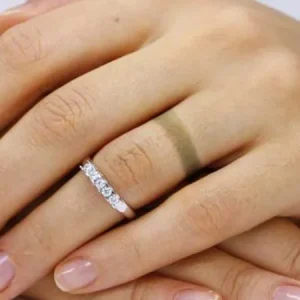 چرا بدلیجات پوست را سبز میکند؟